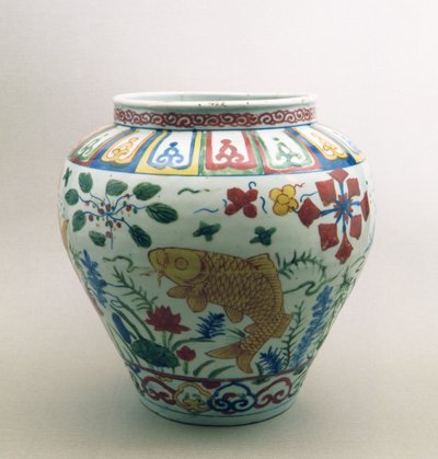 Kugelförmiges Gefäß mit Fisch- und Blumenmotiven, Chia Ching-Periode (1522-66) von Chinese School